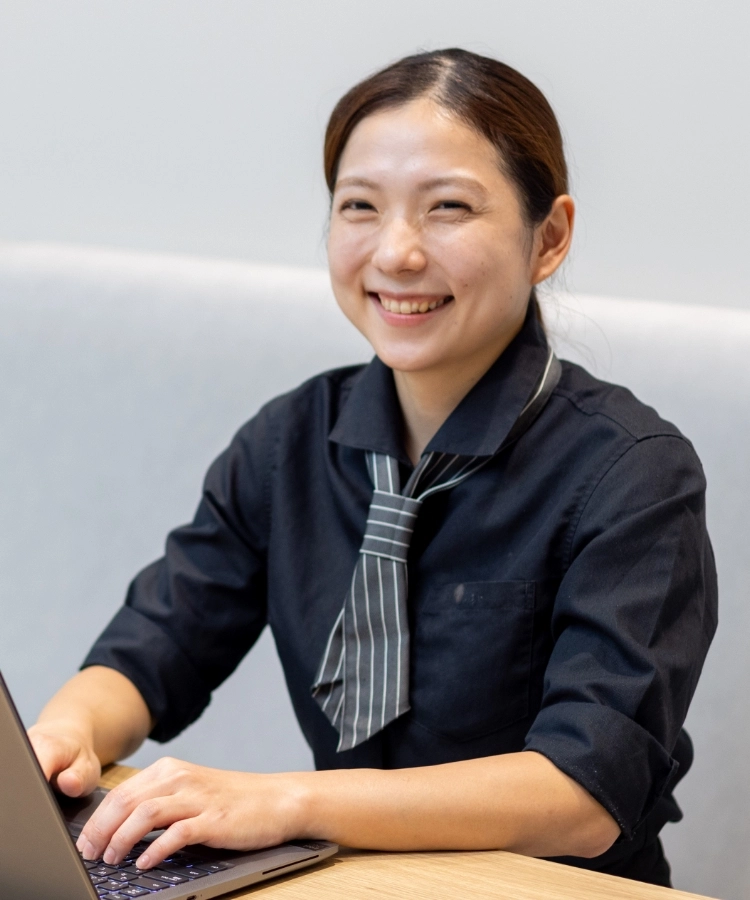 K.Y.さんインタビューキービジュアル　ソファ席に座っている笑顔の正面写真