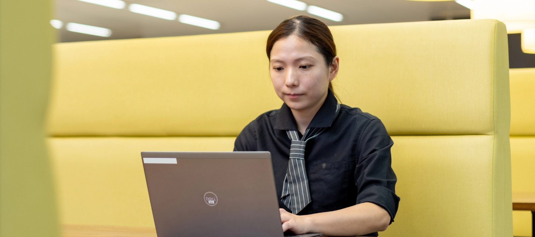 K.Y.さん仕事風景　パソコン作業中