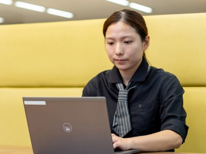 K.Y.さん仕事風景　パソコン作業中