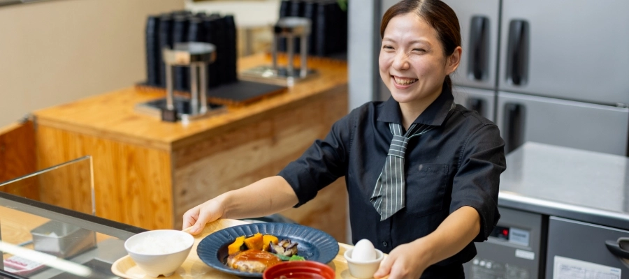 K.Y.さん仕事風景　トレーにお料理を乗せて運ぼうとしている写真