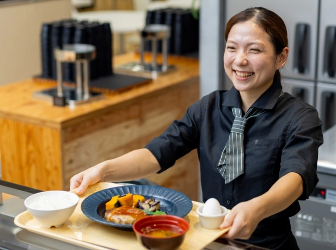 K.Y.さん仕事風景　トレーにお料理を乗せて運ぼうとしている写真