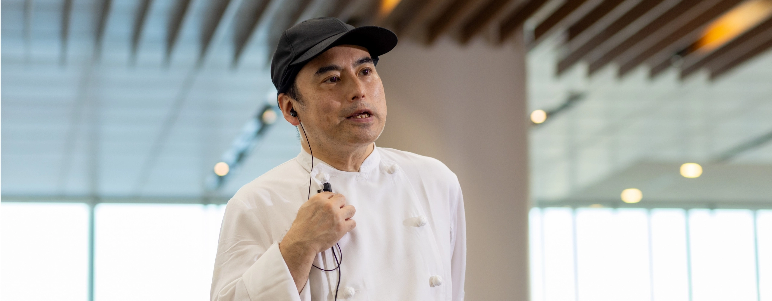 O.N.さんインタビューキービジュアル　インカムでキッチンと連絡を取っている写真