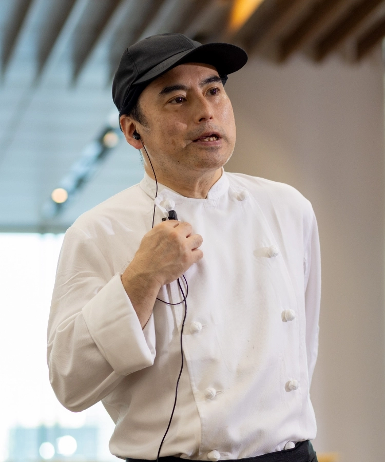 O.N.さんインタビューキービジュアル　インカムでキッチンと連絡を取っている写真