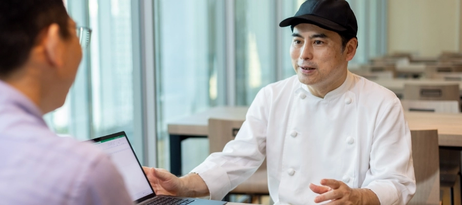 O.N.さん仕事風景　打ち合わせしている写真