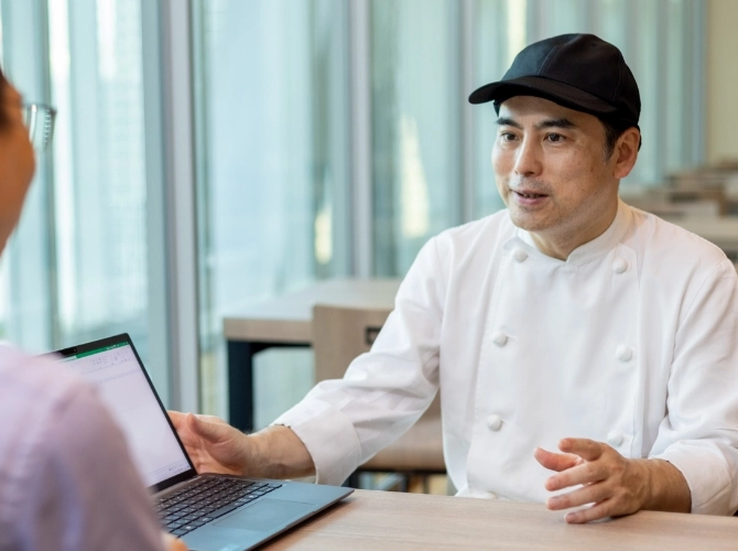 O.N.さん仕事風景　打ち合わせしている写真