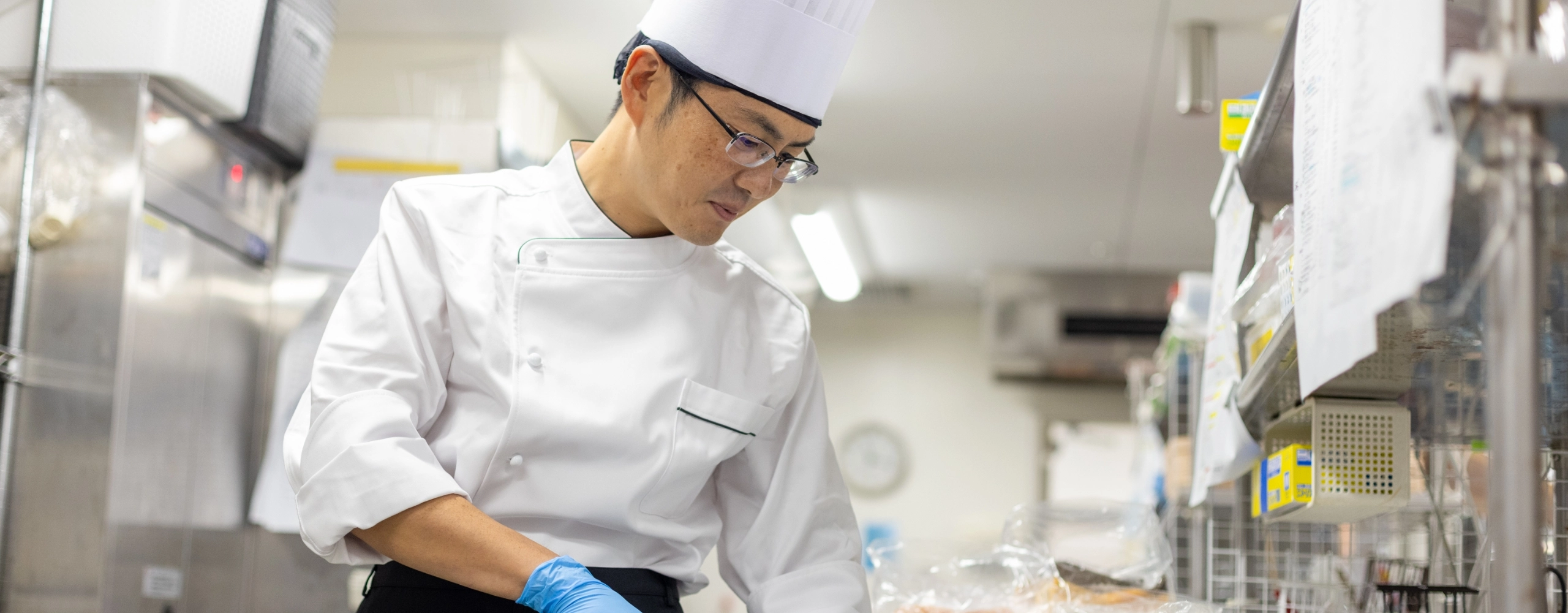 T.Y.さんインタビューキービジュアル　厨房で野菜を切っている写真