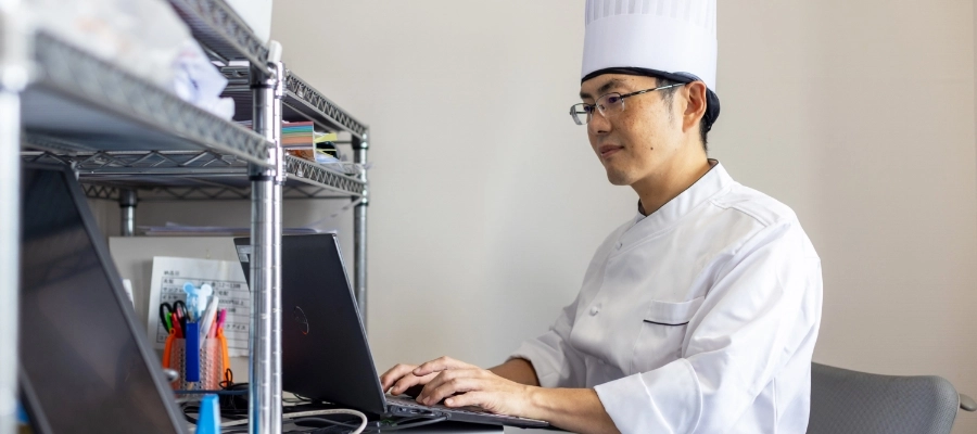 T.Y.さん仕事風景　パソコン作業をしている写真