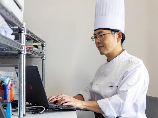 T.Y.さん仕事風景　パソコン作業をしている写真